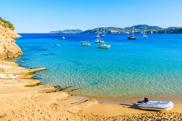 İspanya 'nın İbiza adasındaki Cala San Vicente körfezinde küçük bir sandal.