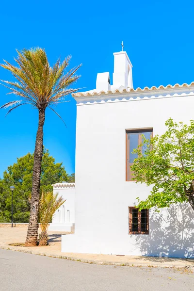 İspanya 'nın İbiza adasının kuzey kesimindeki Sant Vicent de sa Cala köyündeki tipik beyaz kilise.