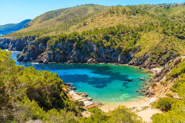 Gözlerden uzak Cala d 'en Serra plajı ve İbiza adası, İspanya kıyılarındaki kayalıkların manzarası.