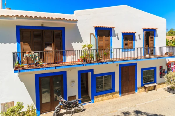 IBIZA Adaları, İspanya - 19 Mayıs 2017: İspanya 'nın Ibiza adasındaki güneşli yaz gününde Sant Joan de Labritja kasabasında geleneksel evler. Bu tip mimari pek çok küçük İspanyol kasabası için tipik..