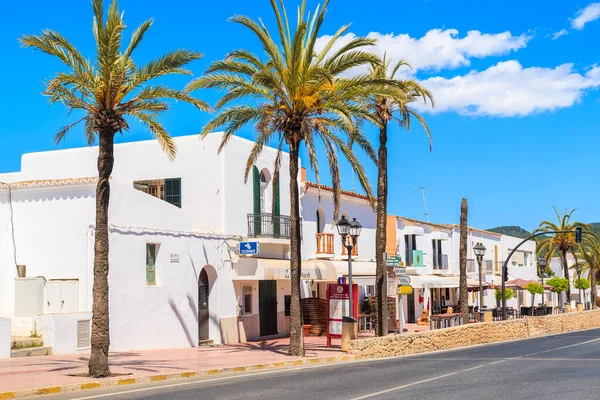 İspanya 'nın Ibiza adasındaki San Josep de sa Talaia kasabasında tipik İspanyol tarzı evler ve palmiye ağaçları.