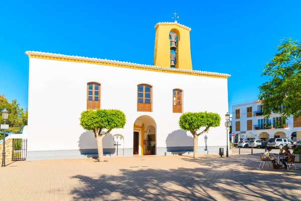 SANTA GERTRUDIS DE FRUTERA, IBIZA Adası- 19 Mayıs 2017: İbiza adasındaki Santa Getrudis kasabasındaki kilisenin beyaz cephesi ve sarı renk kulesi.