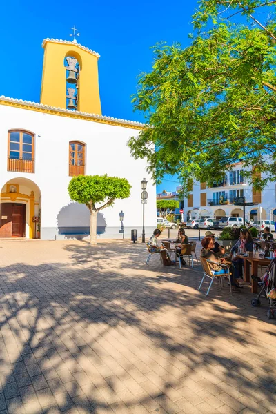 SANTA GERTRUDIS DE FRUTERA, IBIZA ADASI - 19 Mayıs 2017: İspanya 'nın İbiza adasındaki Santa Getrudis kasabasındaki kilise meydanındaki restoranlarda oturan insanlar.