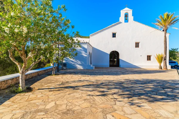 İspanya 'nın İbiza adasının kuzey kesimindeki Sant Vicent de sa Cala köyünde tipik beyaz kilisesi olan meydan.