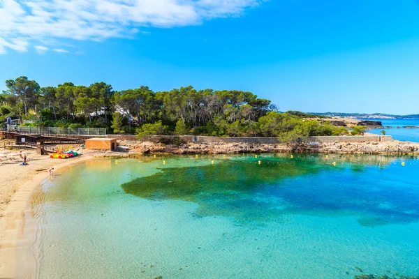 Sabahın erken saatlerinde İspanya 'nın İbiza adasında güzel Cala Gracio plajı manzarası.