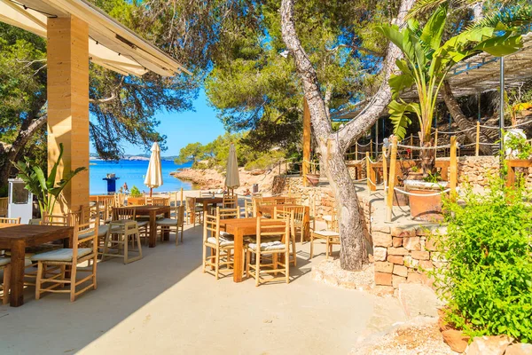 IBIZA Adaları, İspanya - 20 Mayıs 2017: Cala Gracio sahilindeki küçük sahil restoranı, İbiza Adası, İspanya.