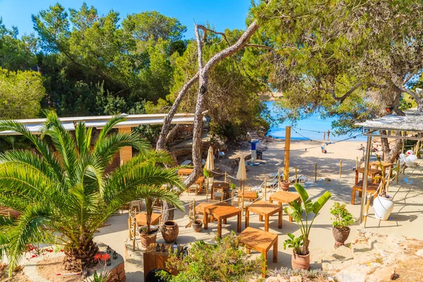 IBIZA Adaları, İspanya - 20 Mayıs 2017: İspanya 'nın İbiza adası Cala Gracio sahilindeki geleneksel İspanyol sahil restoranı.