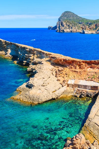 Punta Galera Körfezi 'ndeki kayıkhaneler İbiza Adası, İspanya' daki inanılmaz taş oluşumlarıyla çevrili.