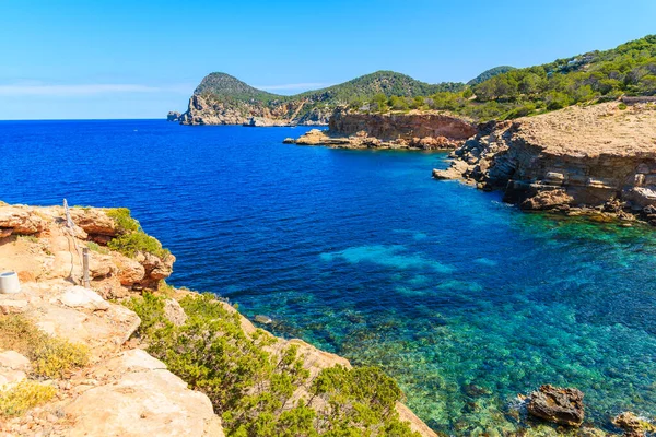 Punta Galera Körfezi 'nin mavi deniz suyu İbiza adası, İspanya' da inanılmaz taş oluşumlarıyla çevrilidir.