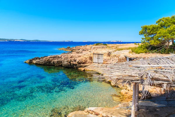 IBIZA Adası, İspanya - 20 Mayıs 2017: Cala Gracio, İbiza Adası yakınlarındaki güzel küçük plaj manzarası.