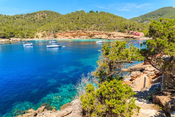 İspanya, İbiza 'daki Cala Salada Körfezi' ndeki sahil yolu.