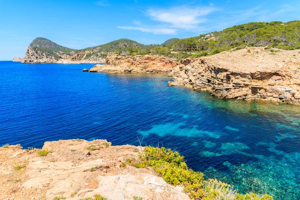 Punta Galera Körfezi 'nin manzarası inanılmaz taş oluşumlarıyla çevrili, İbiza adası, İspanya