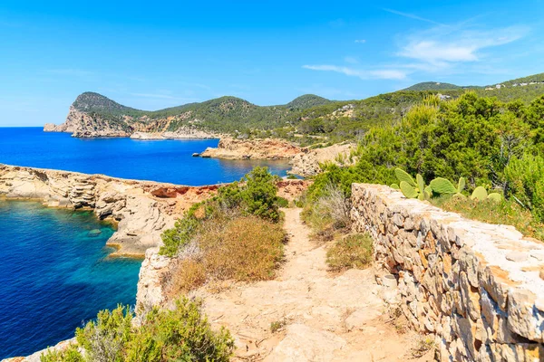 Punta Galera sahiline giden sahil yolu inanılmaz taş oluşumlarıyla çevrili, İbiza adası, İspanya