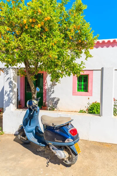 IBIZA Adaları, İspanya - 20 Mayıs 2017: Klasik Vespa scooter park yeri Limon ağacı ve geleneksel beyaz ev Sant Carles de Peralta köyü, İspanya.