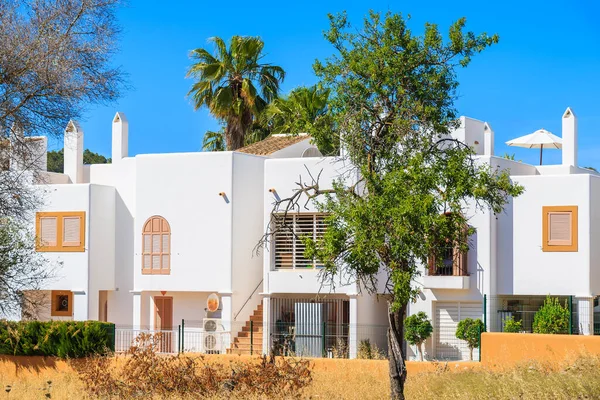 Beyaz boyalı evleri olan Sant Carles de Peralta köyünün tipik mimarisi, İbiza adası, İspanya