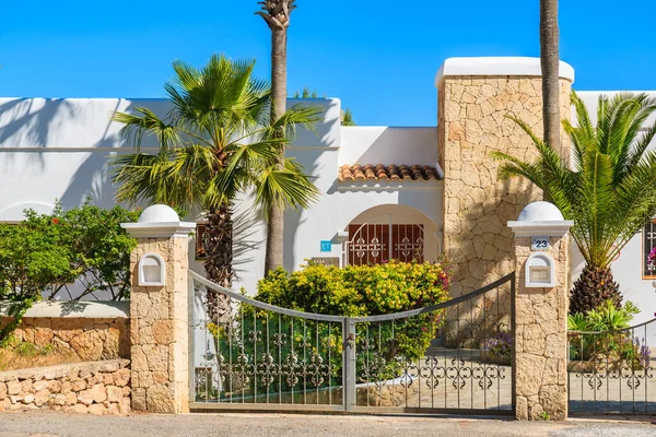 IBIZA Adaları, İspanya - 20 Mayıs 2-17: İspanya 'nın İbiza adası Cala Nova bölgesinde lüks beyaz renkli tatil villasına giriş kapısı.