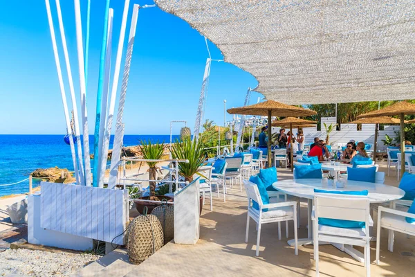 IBIZA Adaları, İspanya - 20 Mayıs 2017: Cala Nova plaj restoranı ve deniz manzaralı masalar, İbiza Adası, İspanya.