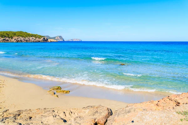 Güneşli yaz gününde Cala Nova plajı manzarası, İbiza adası, İspanya