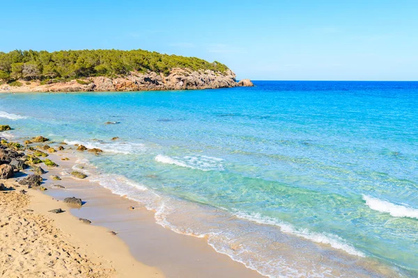 Güneşli yaz gününde Cala Nova plajı manzarası, İbiza adası, İspanya