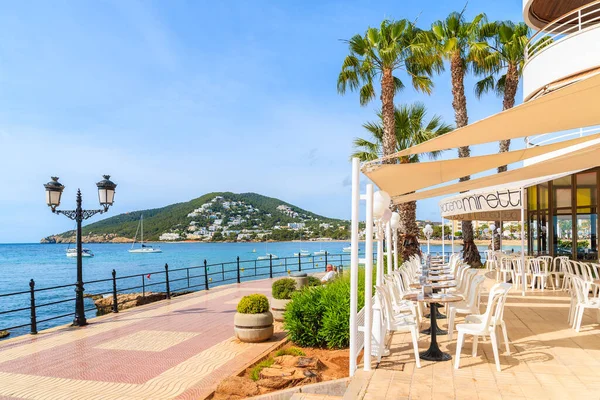 IBIZA Adaları, İspanya - 21 Mayıs 2017: Santa Eularia kasabası, İbiza Adası, İspanya 'da deniz kıyısında gezinti yapan restoran.