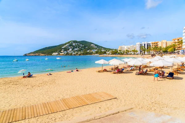 IBIZA ADASI, İbiza Adası, İbiza 'da Santa Eularia kasabasında güneşlenen insanlar: 21 Mayıs 2017.