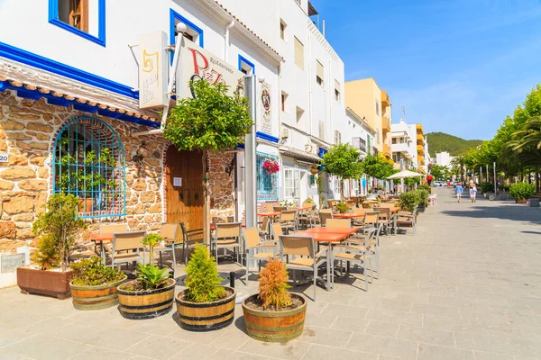 IBIZA Adaları, İspanya - 21 Mayıs 2017: Santa Eularia kasabası, İbiza adası, İspanya 'da kıyı gezisi alanındaki restoranlar ve barlar.
