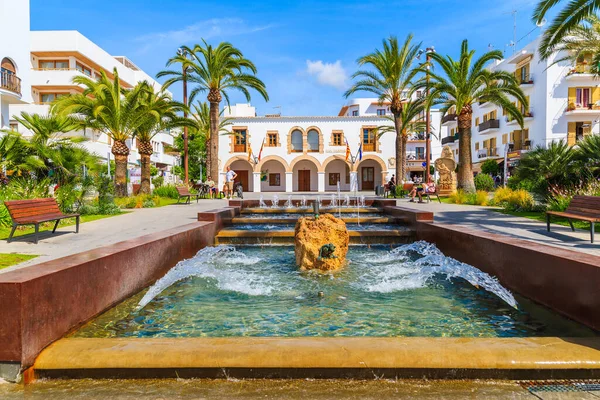 SANTA EULARIA TOWN, IBIZA ADASI - 21 Mayıs 2017: İspanya 'nın İbiza adasındaki Santa Eularia şehir parkında bulunan su kaynağı ve belediye binası ile kare.