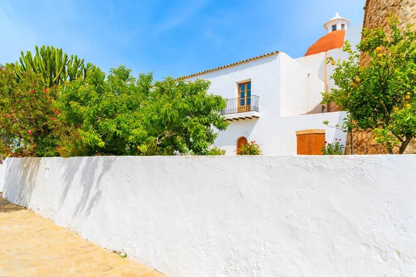 Beyaz duvarlar ve Santa Eularia kasabasındaki Puig de Missa kilise binasının manzarası, İbiza adası, İspanya