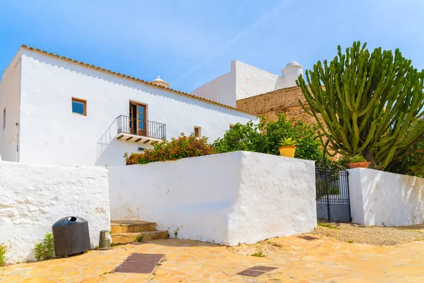 Santa Eularia şehrinin Puig de Missa bölgesindeki beyaz tipik evler, İbiza adası, İspanya
