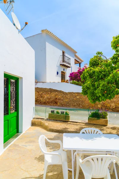 Santa Eularia kasabası, İbiza adası, İspanya yakınlarındaki kırsal bölgelerdeki tipik beyaz evler