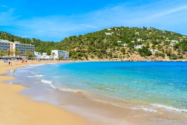 İbiza Adası, İspanya 'daki otellerle Cala San Vicente plajı manzarası