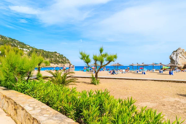 CALA SAN VICENTE BEACH, IBIZA ADASI - 21 Mayıs 2017: Cala San Vicente körfezindeki kumlu sahilin önü, İbiza adası, İspanya.