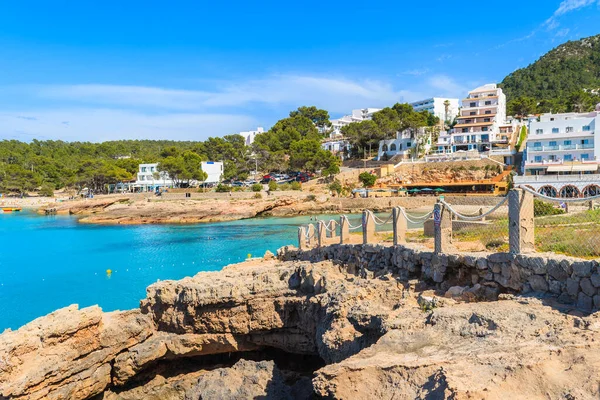 Cala Portinatx körfezindeki kayalıklarda oteller ve restoranlar, İbiza adası, İspanya