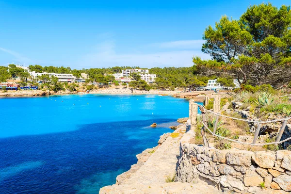 Cala Portinatx körfezindeki kıyı yolu mavi deniz suyuyla, İbiza adası, İspanya