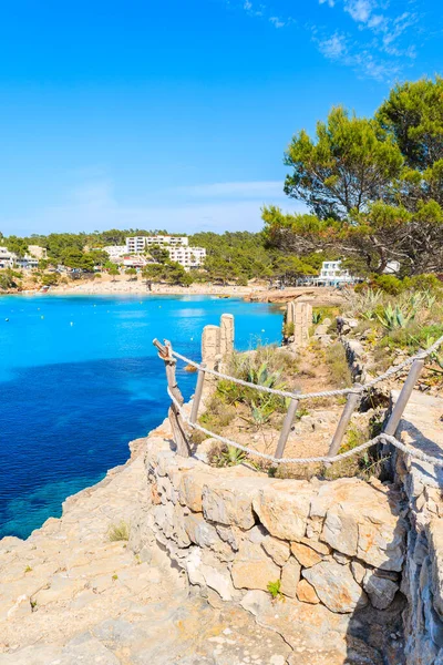 Cala Portinatx körfezindeki kıyı yolu mavi deniz suyuyla, İbiza adası, İspanya