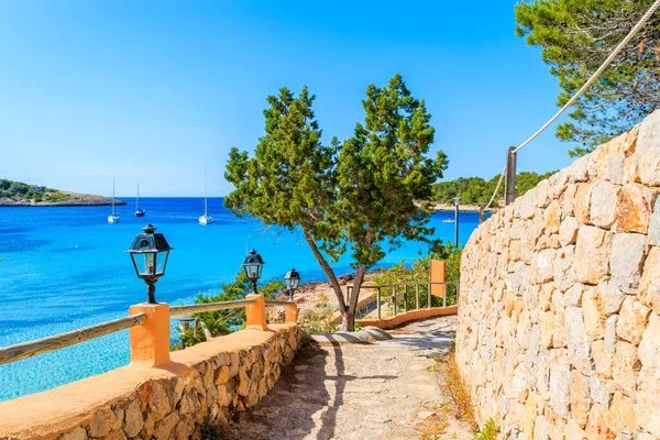 İspanya, İbiza 'daki Cala Portinatx Körfezi' ndeki plaja giden yol.