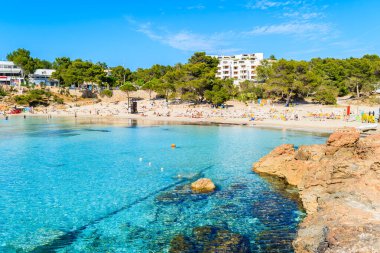 İspanya 'nın İbiza adasındaki Cala Portinatx Körfezi' ndeki deniz suyuyla kumsal manzarası