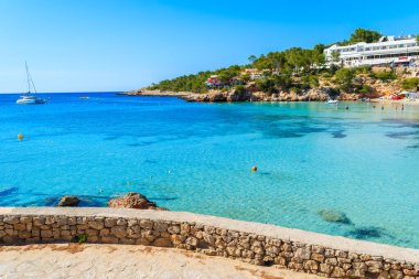 İspanya 'nın İbiza adasındaki kıyı güvertesinden Cala Portinatx Körfezi' ndeki gök mavisi deniz suyunun görüntüsü