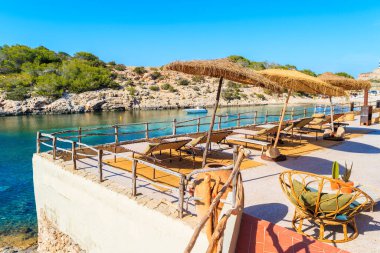 Cala Portinatx Körfezi 'ne bakan kıyı bar terası, İbiza Adası, İspanya