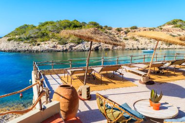 CALA PORTINATX, IBIZA ADASI - 22 Mayıs 2017: Cala Portinatx Körfezi 'ne bakan kıyı restoranı terası, İbiza Adası, İspanya.