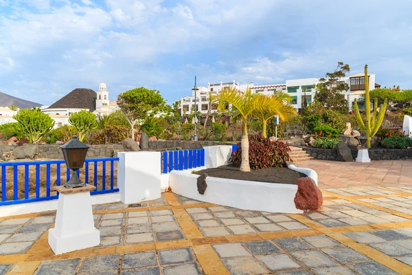 Square with typical Canary style houses in marina Rubicon, Lanzarote island, Spain — Stock Photo, Image