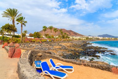 Dağ manzarası Playa Blanca plajda şezlong