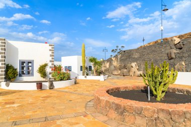 Marina Rubicon tipik Kanarya tarzı evleriyle kare