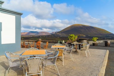 La Geria içinde şaraphane Teras sandalyeler ile tablolar