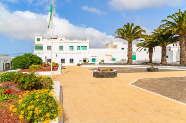 Çiçeklerle kare ve palmiyeler Teguise şehirdeki