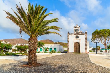 Güzel tipik Kanarya tarz kilise Guatiza köy meydanında