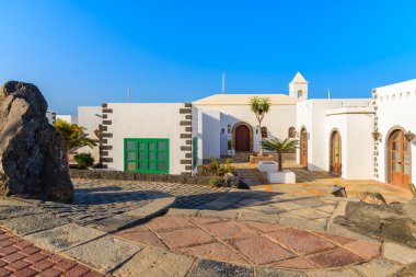 Marina Rubicon tipik Kanarya tarzı evleriyle kare