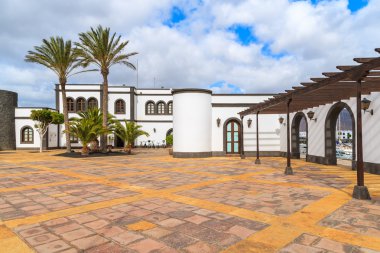 Kanarya tarzı binalar Rubicon port ile kare