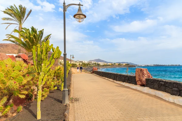 Passeggiata costiera lungo l'oceano a Playa Blanca — Foto Stock