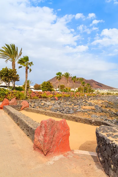 Paseo marítimo a lo largo del océano en Playa Blanca —  Fotos de Stock